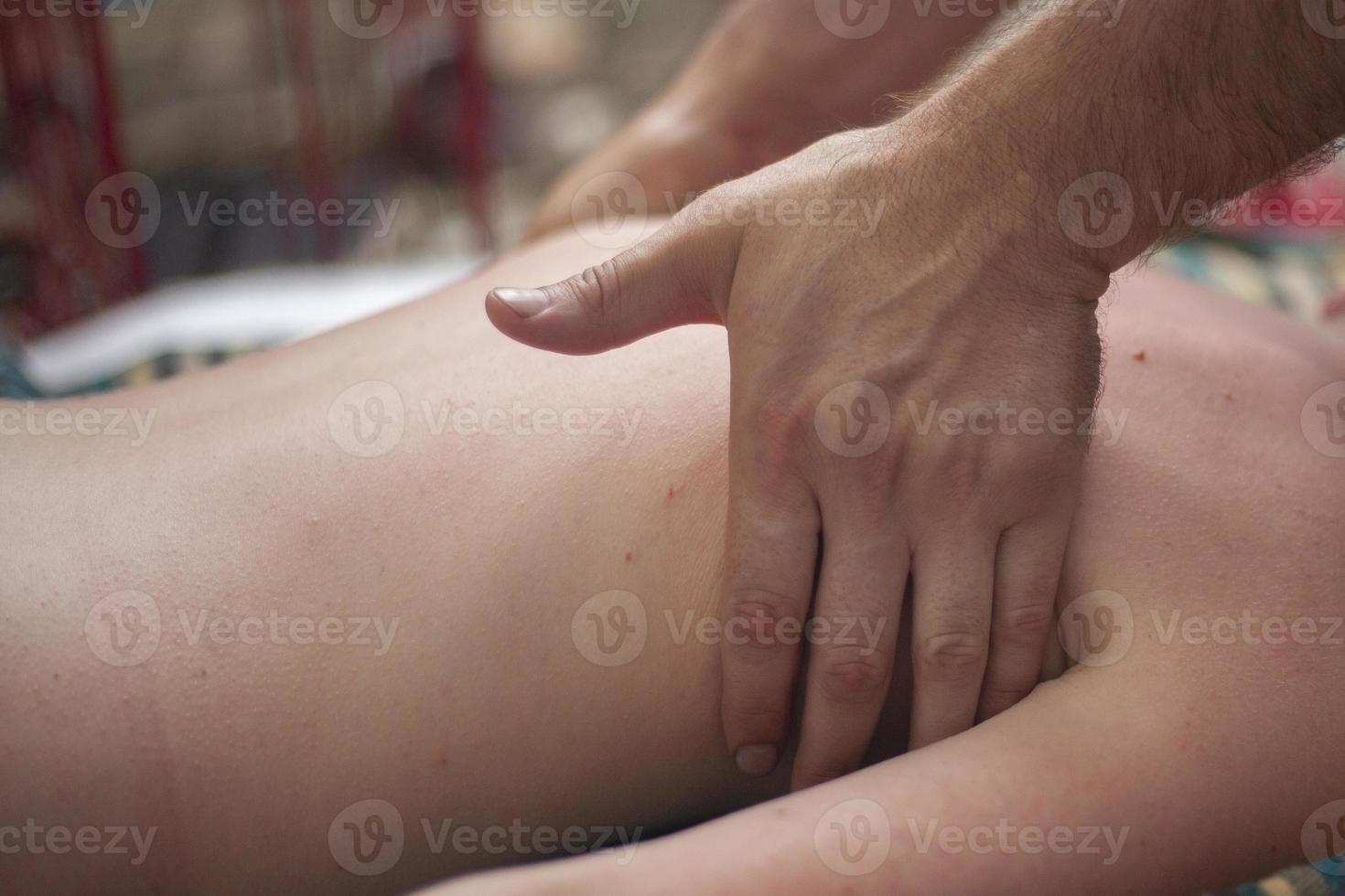 massage du dos à l'extérieur. photo