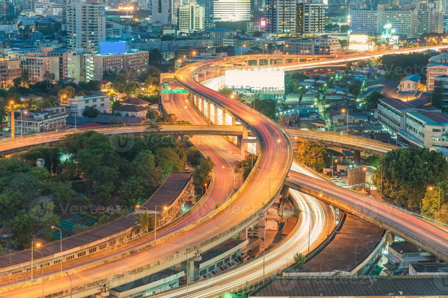 voie express surélevée. la courbe du pont suspendu, thaïlande. photo