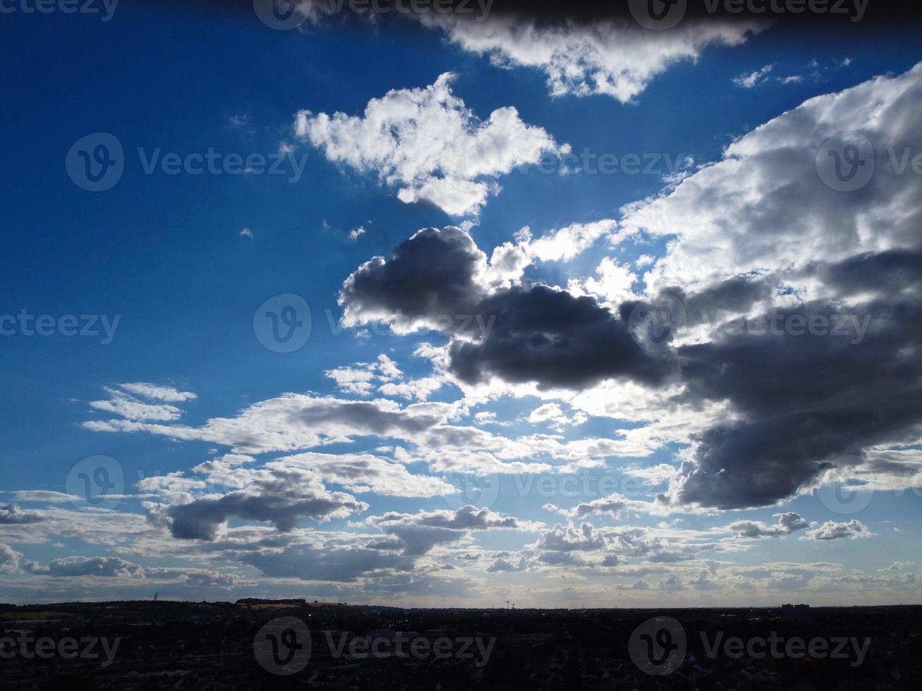 beau soleil brille sur l'angleterre et à travers les nuages, point de vue de l'avion photo