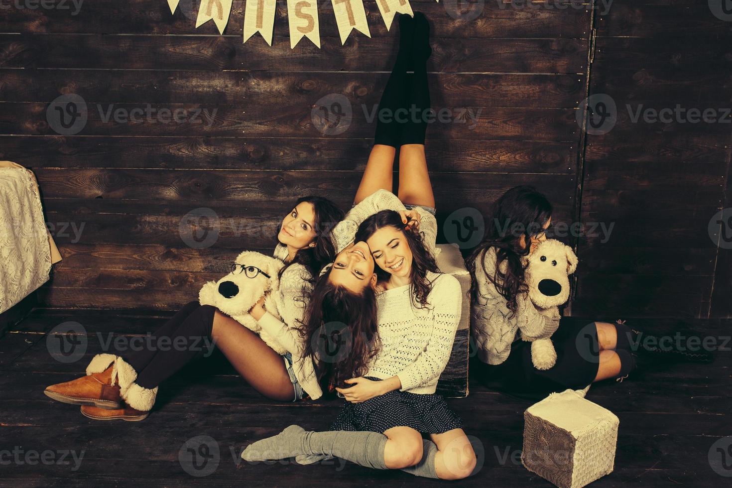 quatre charmants modèles posant sur un fond de nouvel an vintage photo