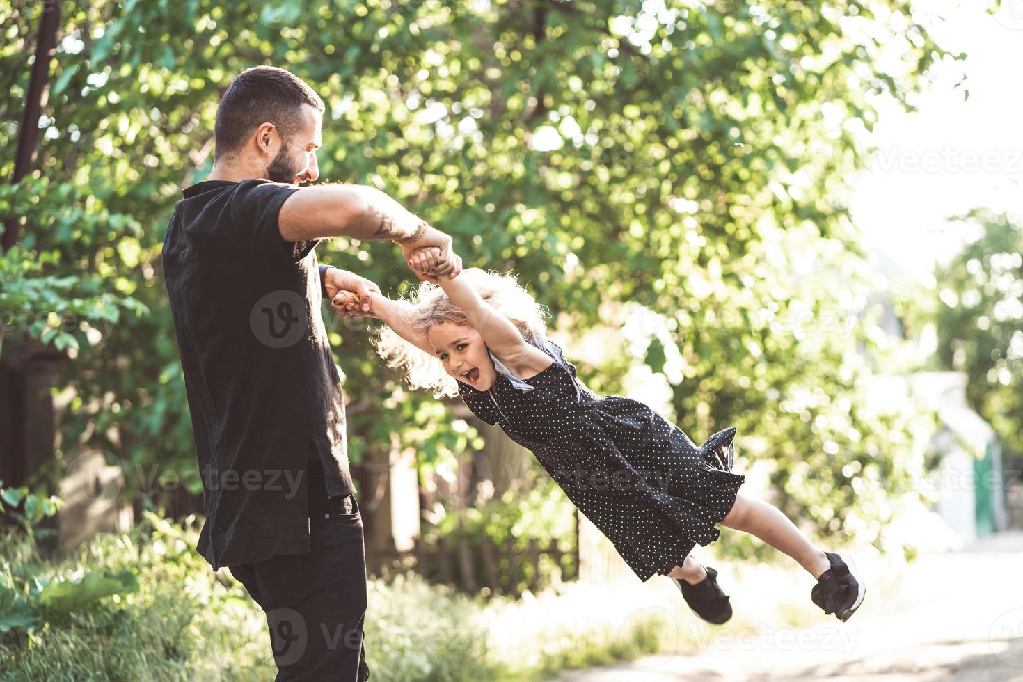 papa et sa petite fille s'amusent et jouent photo