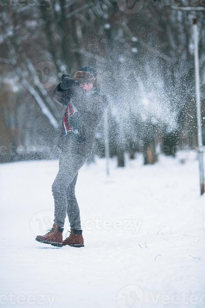 homme et femme lançant des boules de neige photo