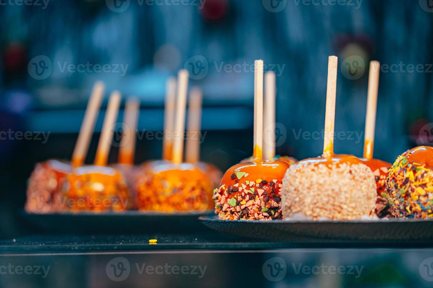 pommes au caramel et pépites. l'alimentation de rue. photo