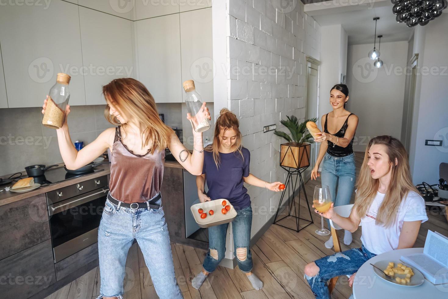 groupe de femmes dans la cuisine photo