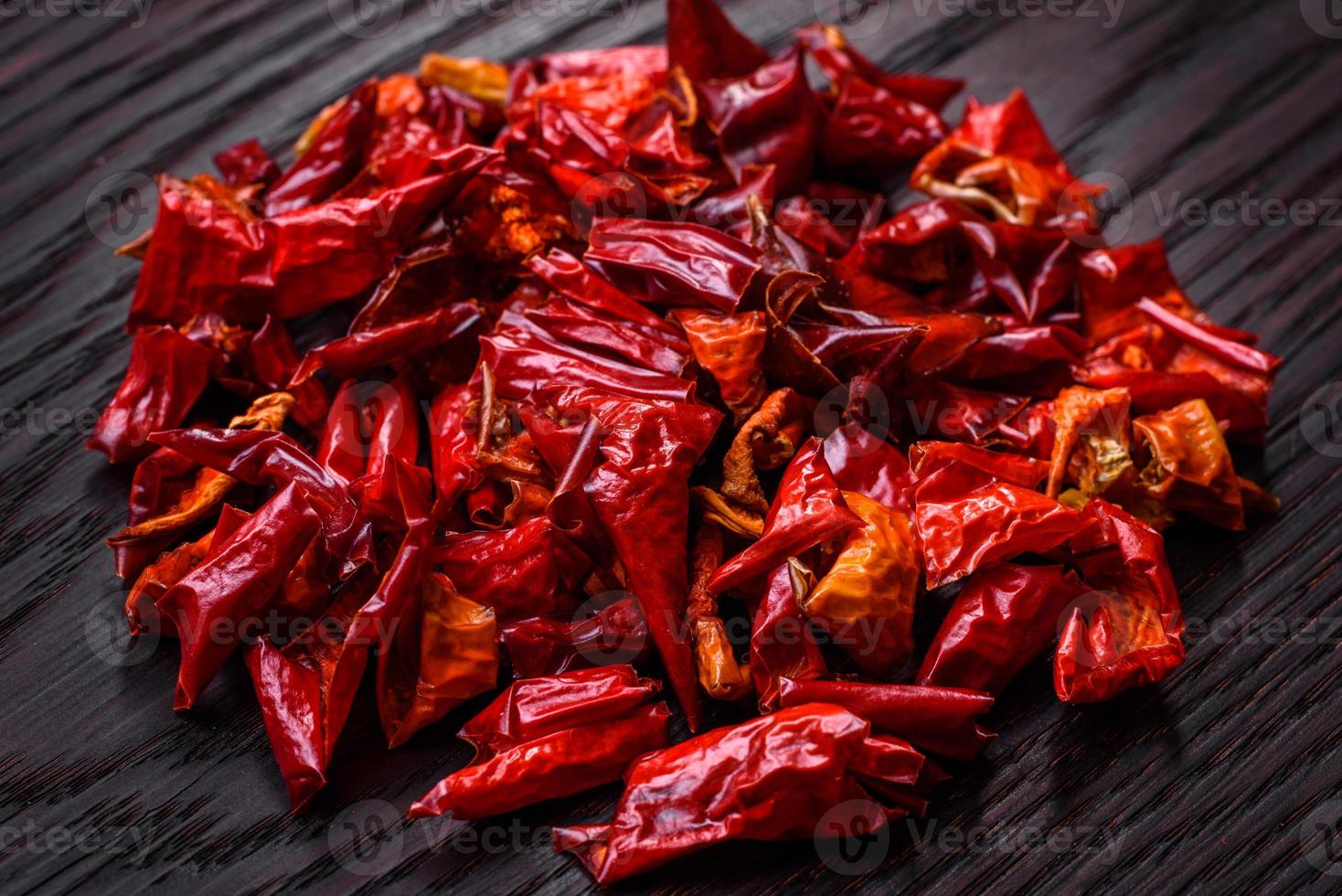 morceaux de paprika séché, préparation d'épice en poudre pour divers plats photo