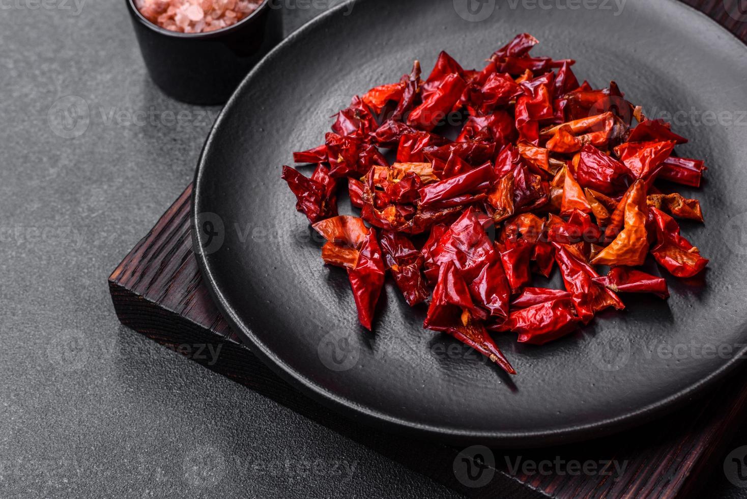 morceaux de paprika séché, préparation d'épice en poudre pour divers plats photo