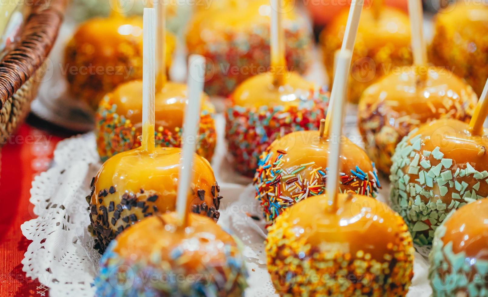 pommes au caramel et pépites. l'alimentation de rue. photo