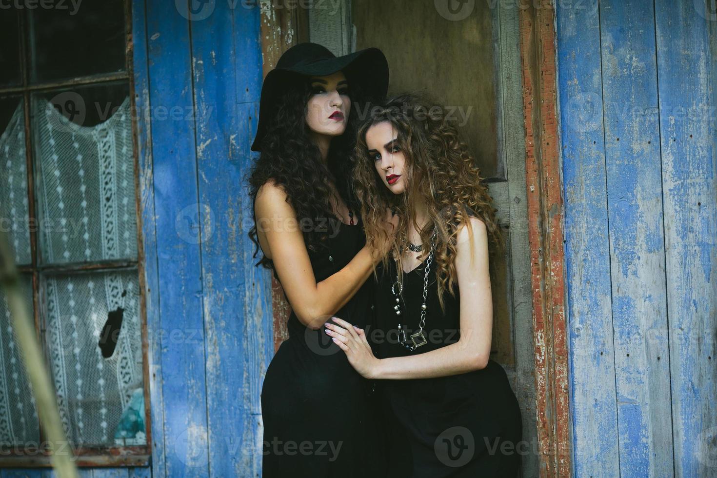 deux femmes vintage comme sorcières photo