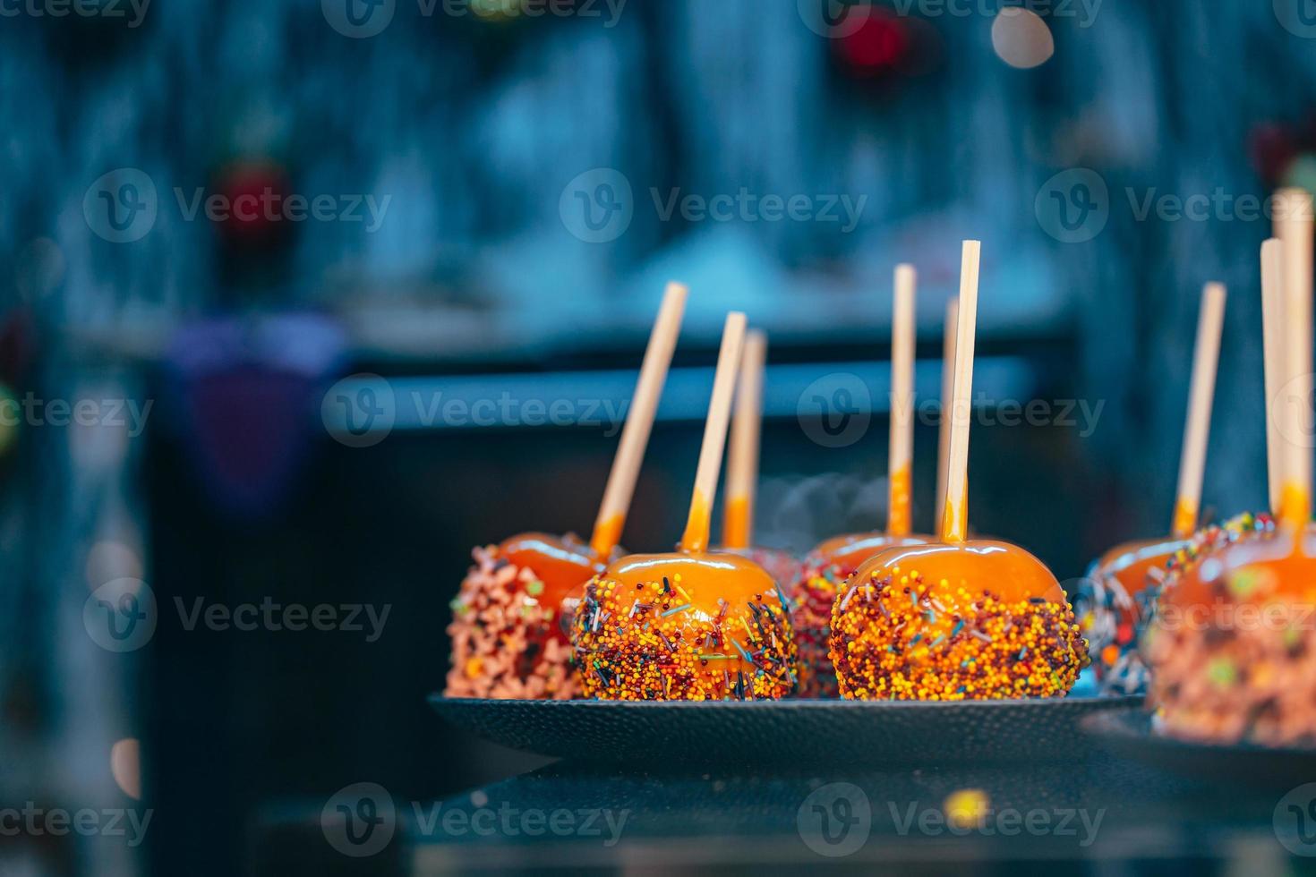 pommes au caramel et pépites. l'alimentation de rue. photo