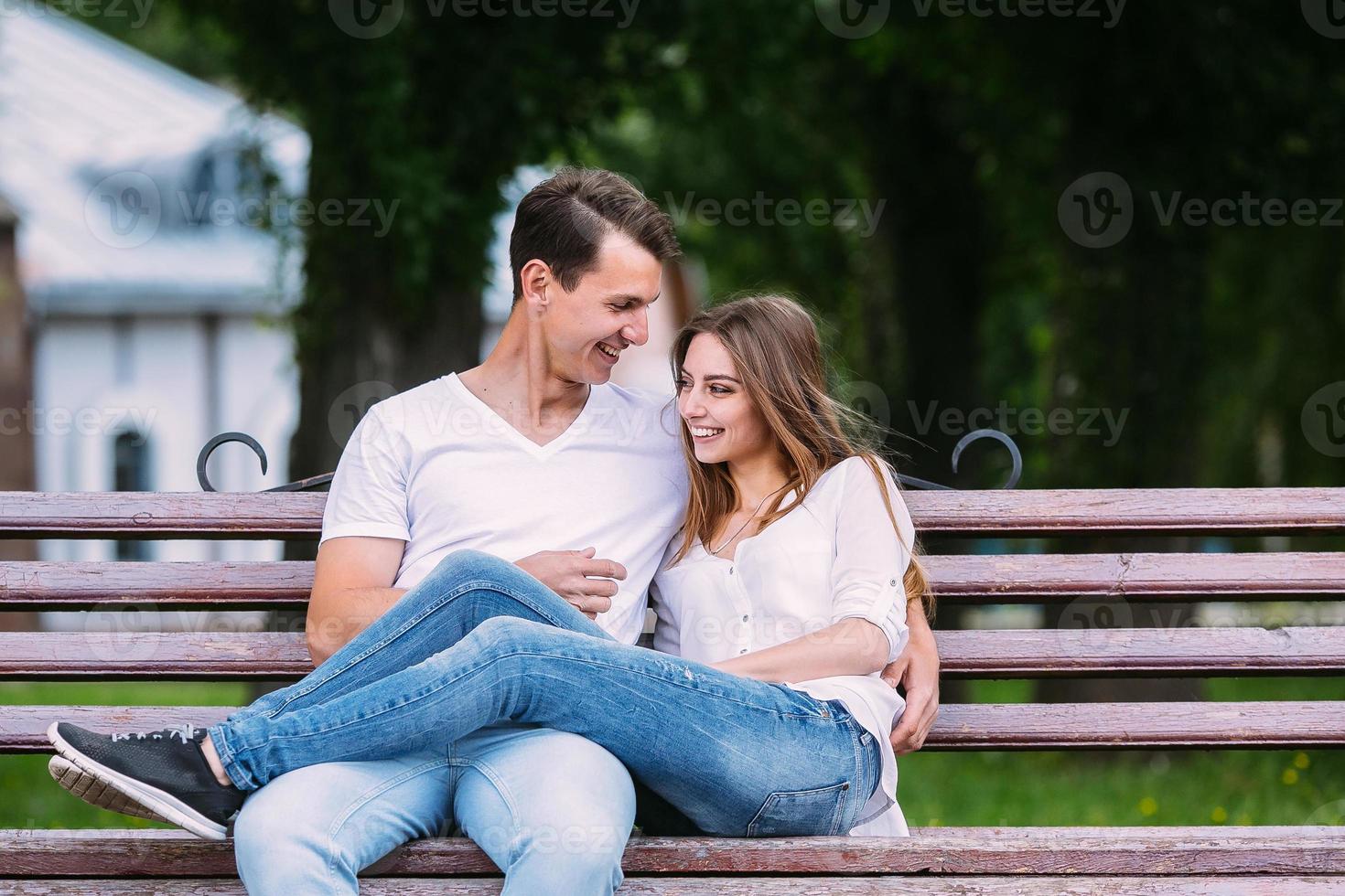 homme et femme sur un banc dans le parc photo