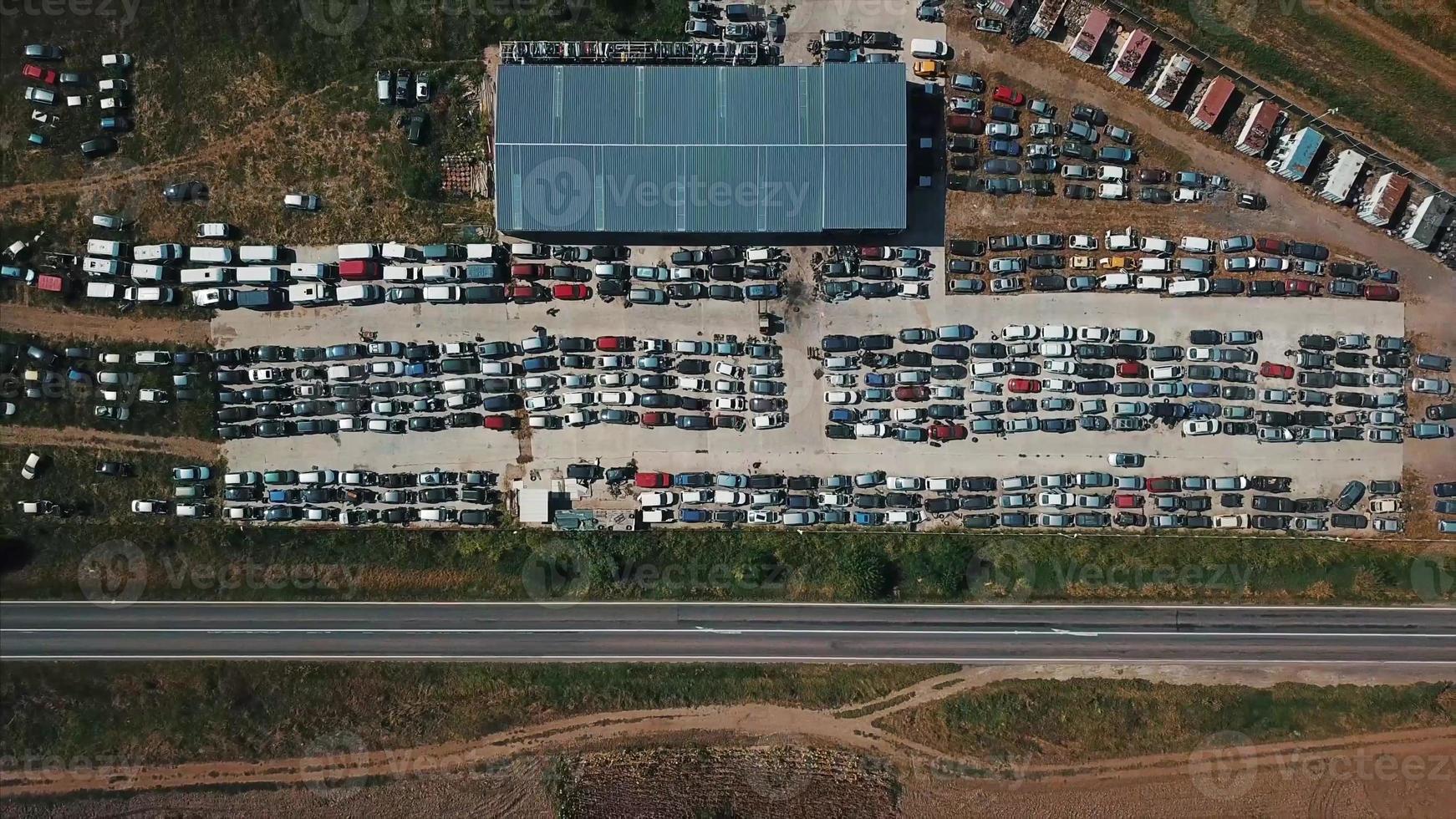 vue aérienne de la grande décharge de voitures photo