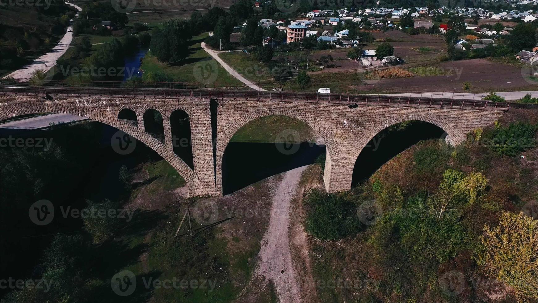 vue aérienne du pont de chemin de fer en pierre photo