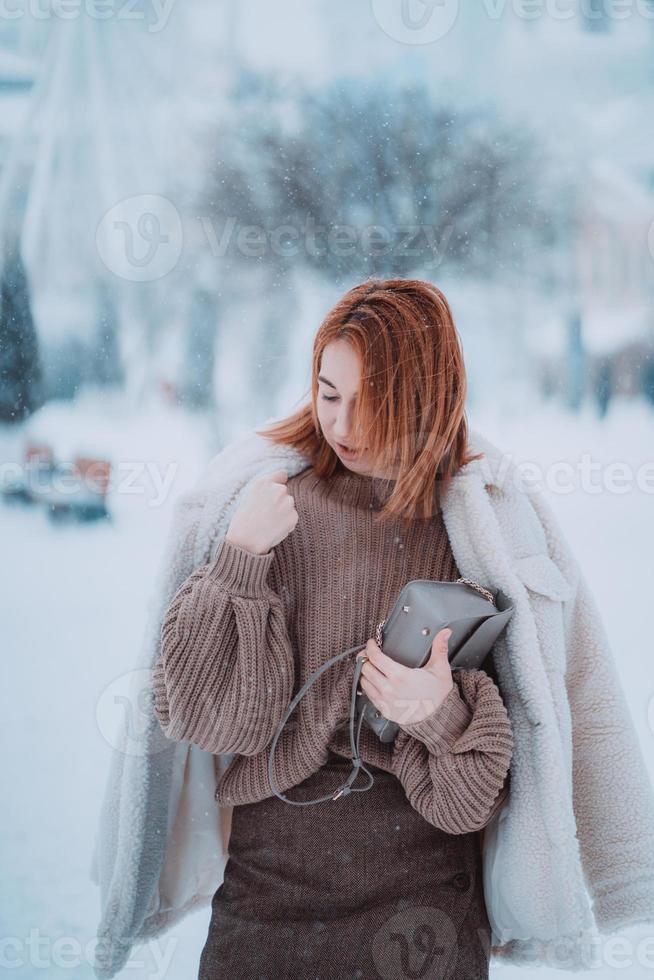 femme à l'extérieur par une froide journée d'hiver qui neige photo