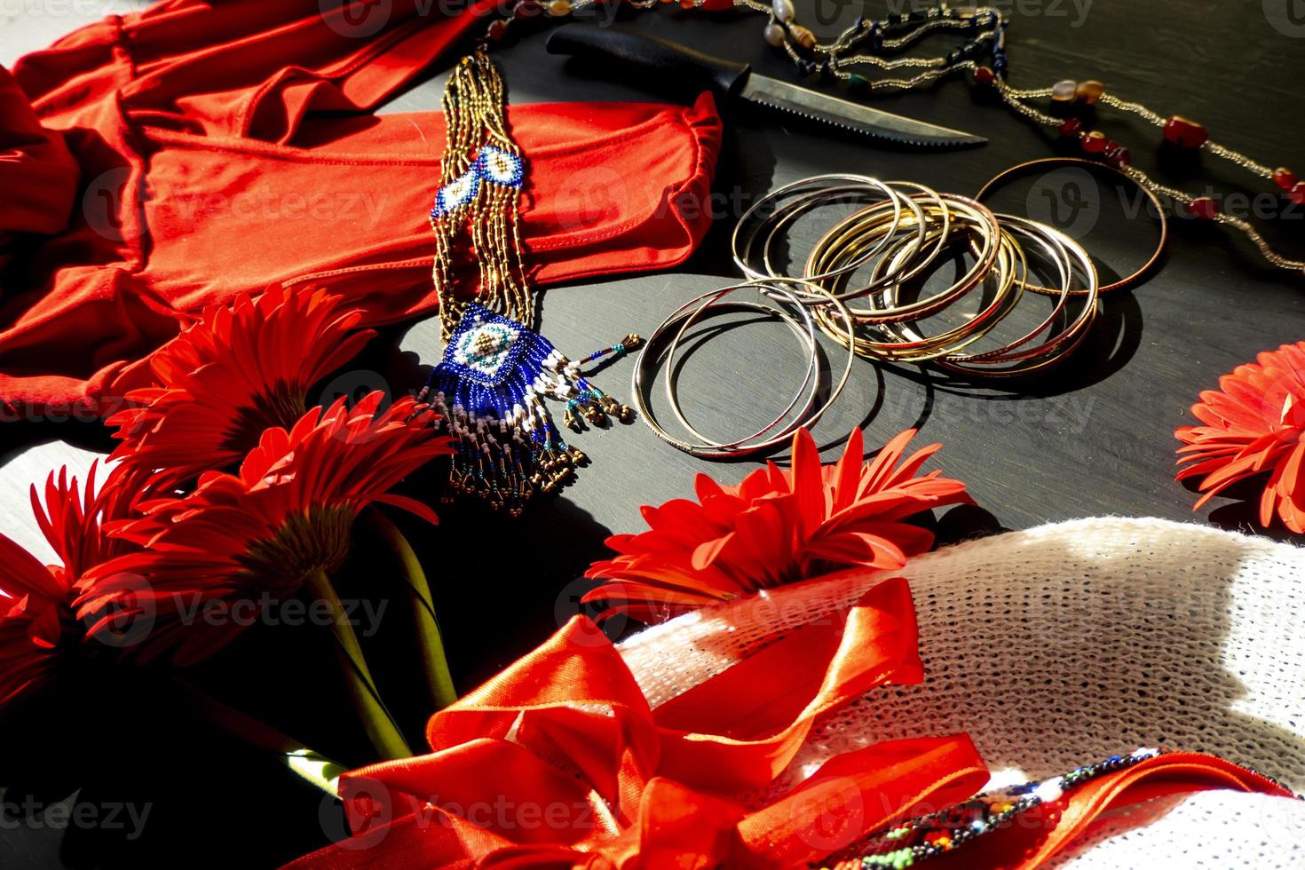 ensemble d'accessoires de mode rouges, blancs et colorés sur fond noir photo