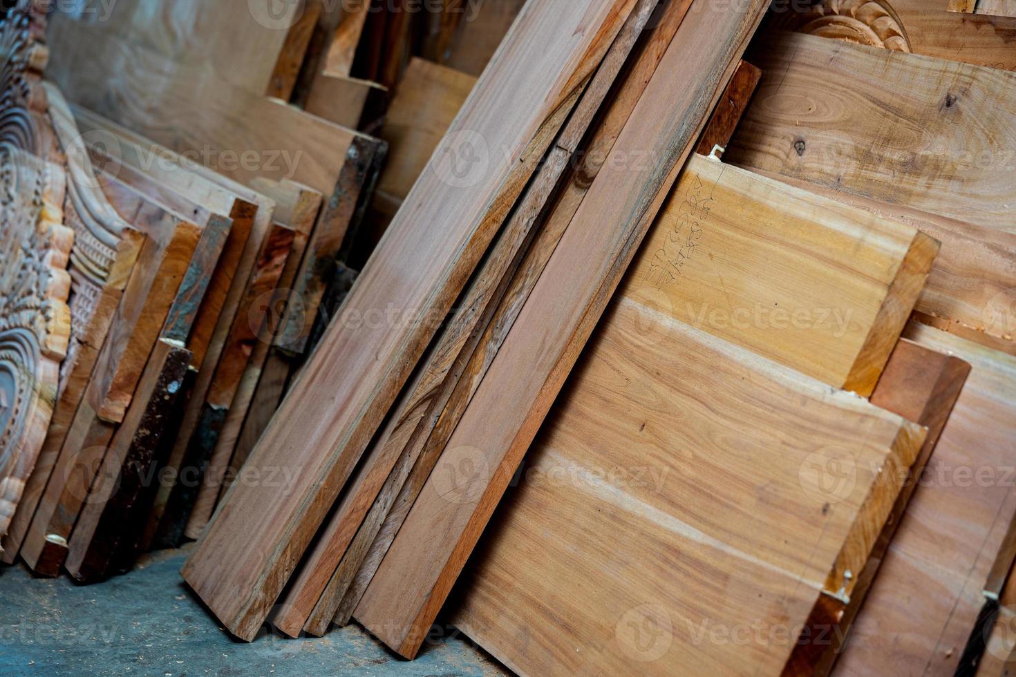 planche de bois d'eucalyptus avec arrière-plan flou. les planches de bois sont stockées pour fabriquer des meubles en bois. mise au point sélective, espace de copie. photo