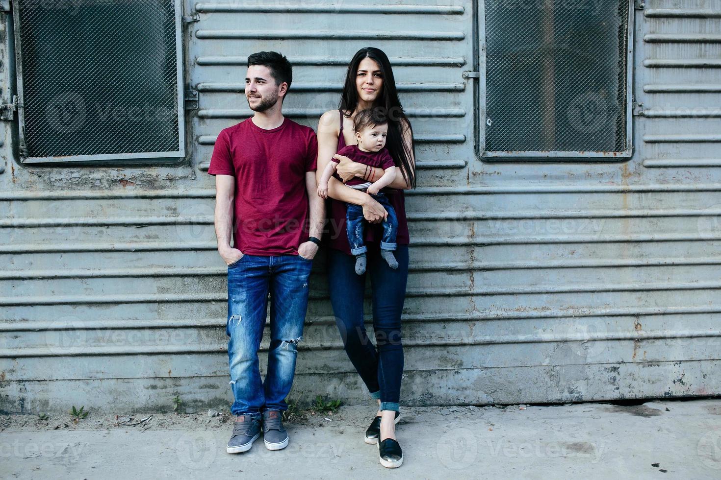 jeune famille avec un enfant photo