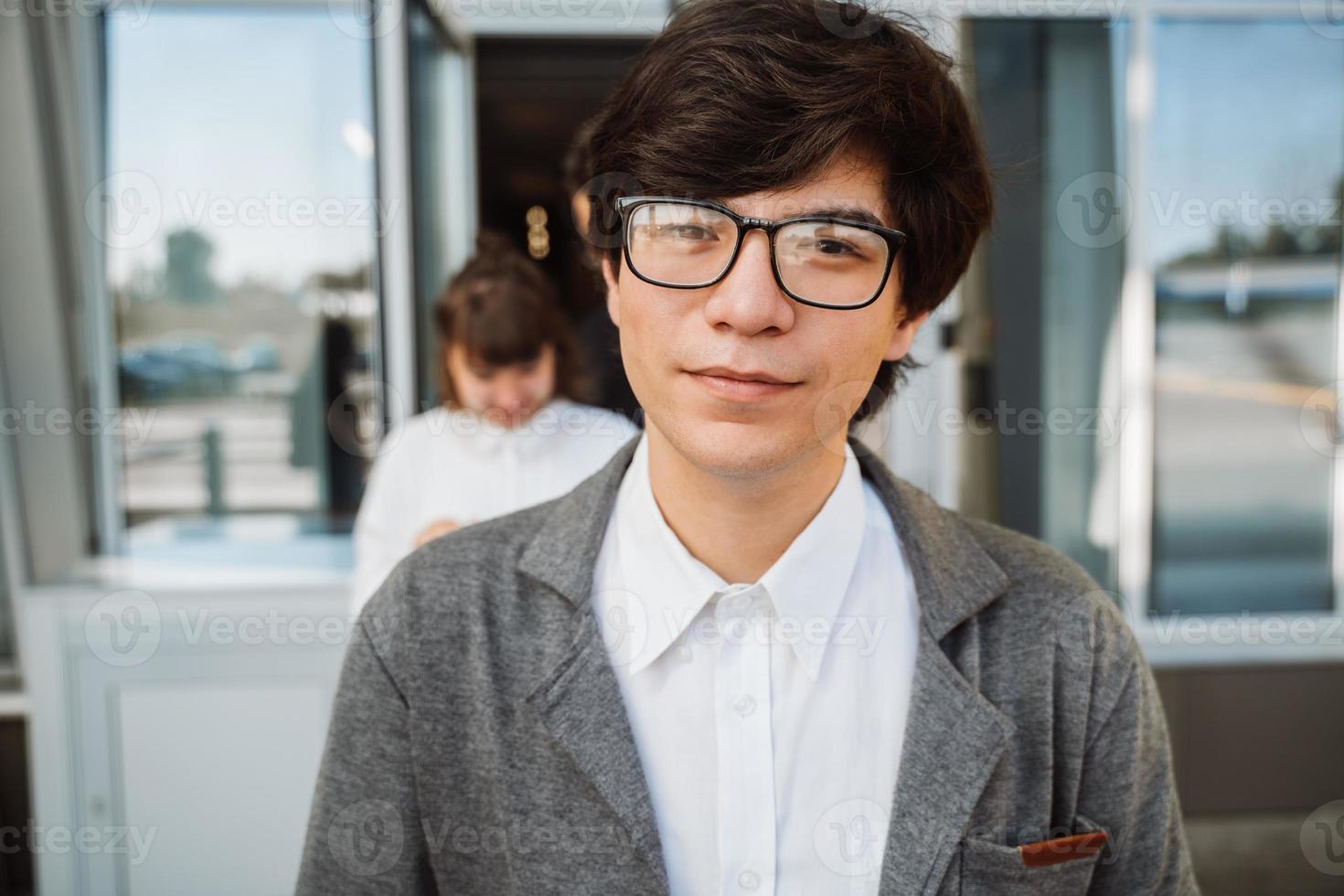 homme avec des lunettes debout dans la rue photo
