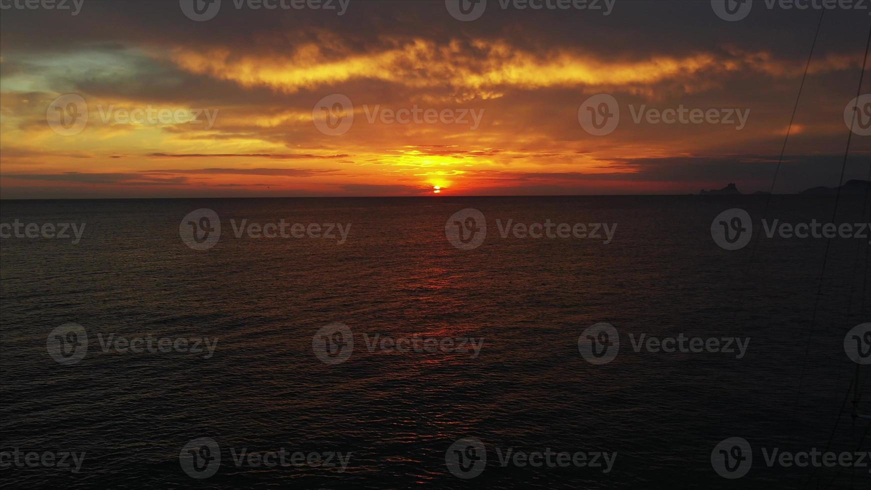 vue aérienne depuis un drone sur des bateaux transportant en mer, coucher de soleil photo