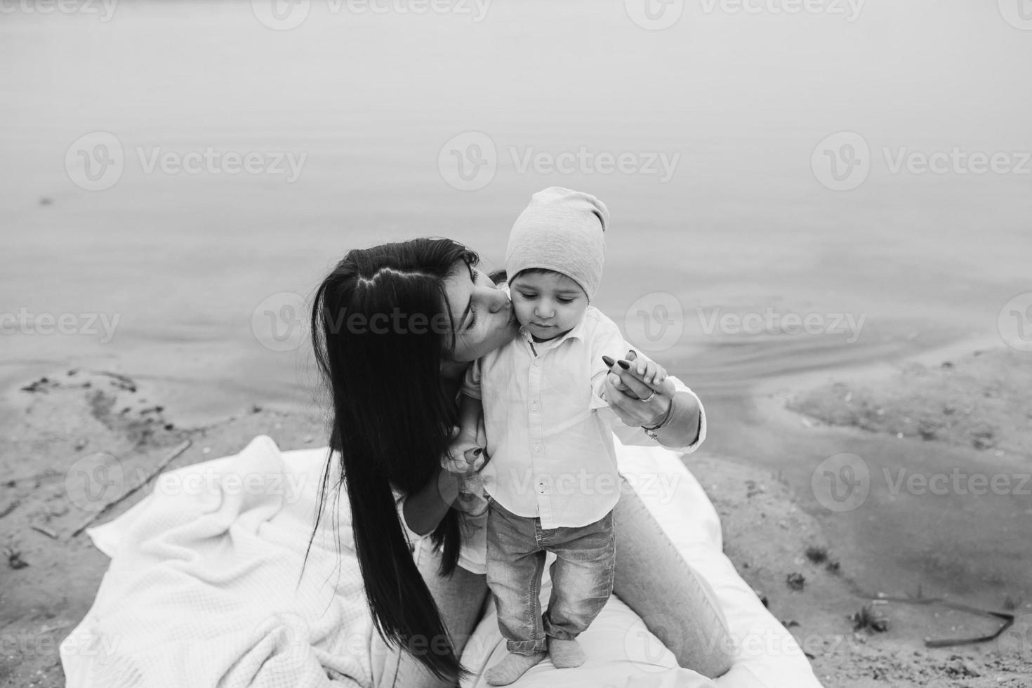 heureuse jeune famille se détendre ensemble sur le lac photo