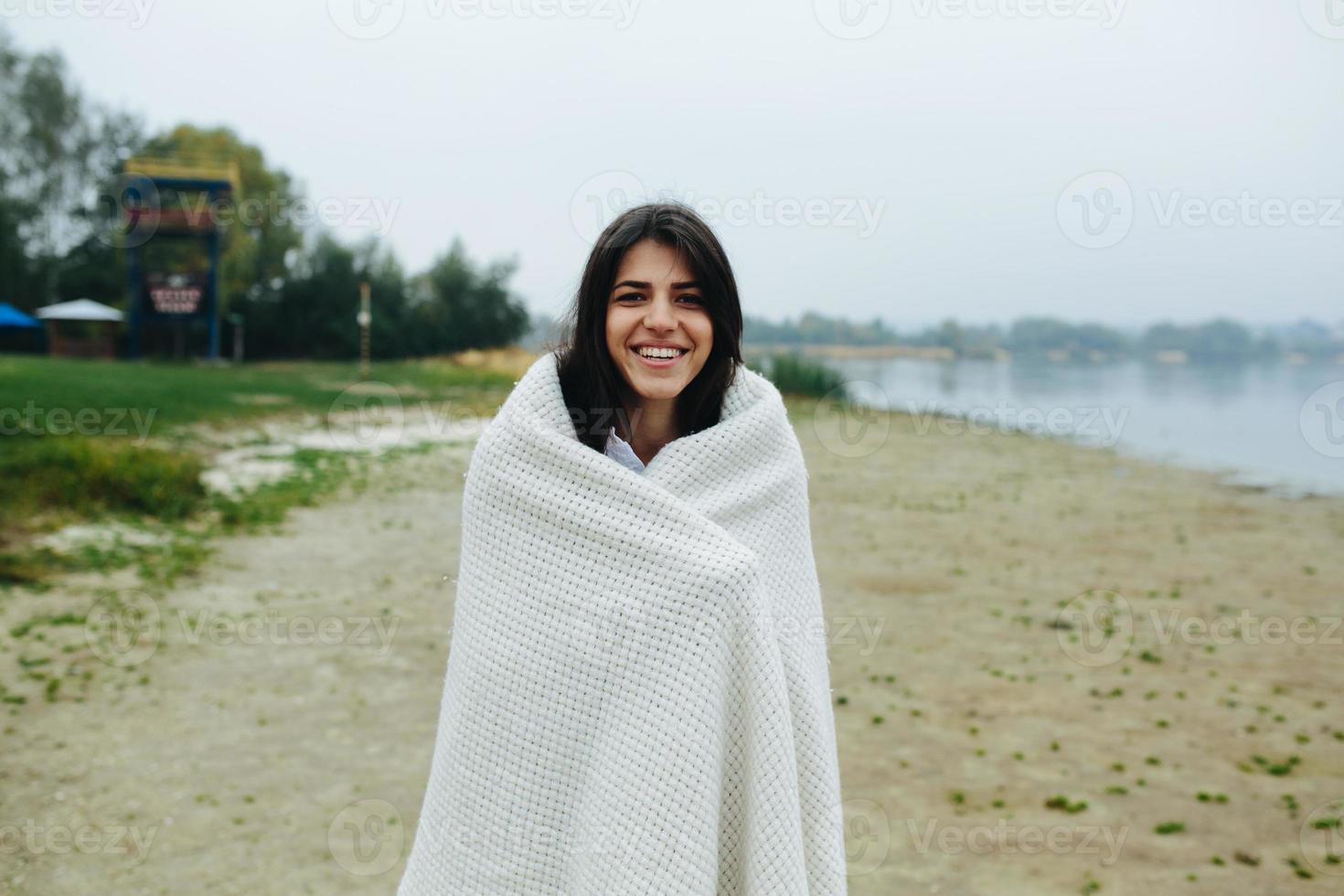 belle fille enveloppée dans un plaid en laine photo