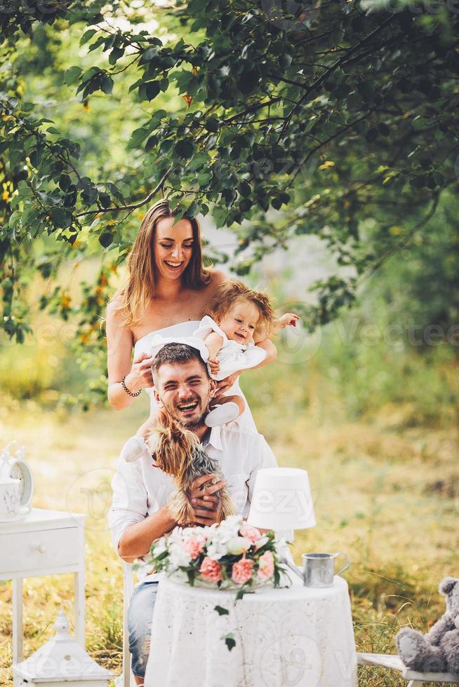 jeune famille avec enfant à un pique-nique photo