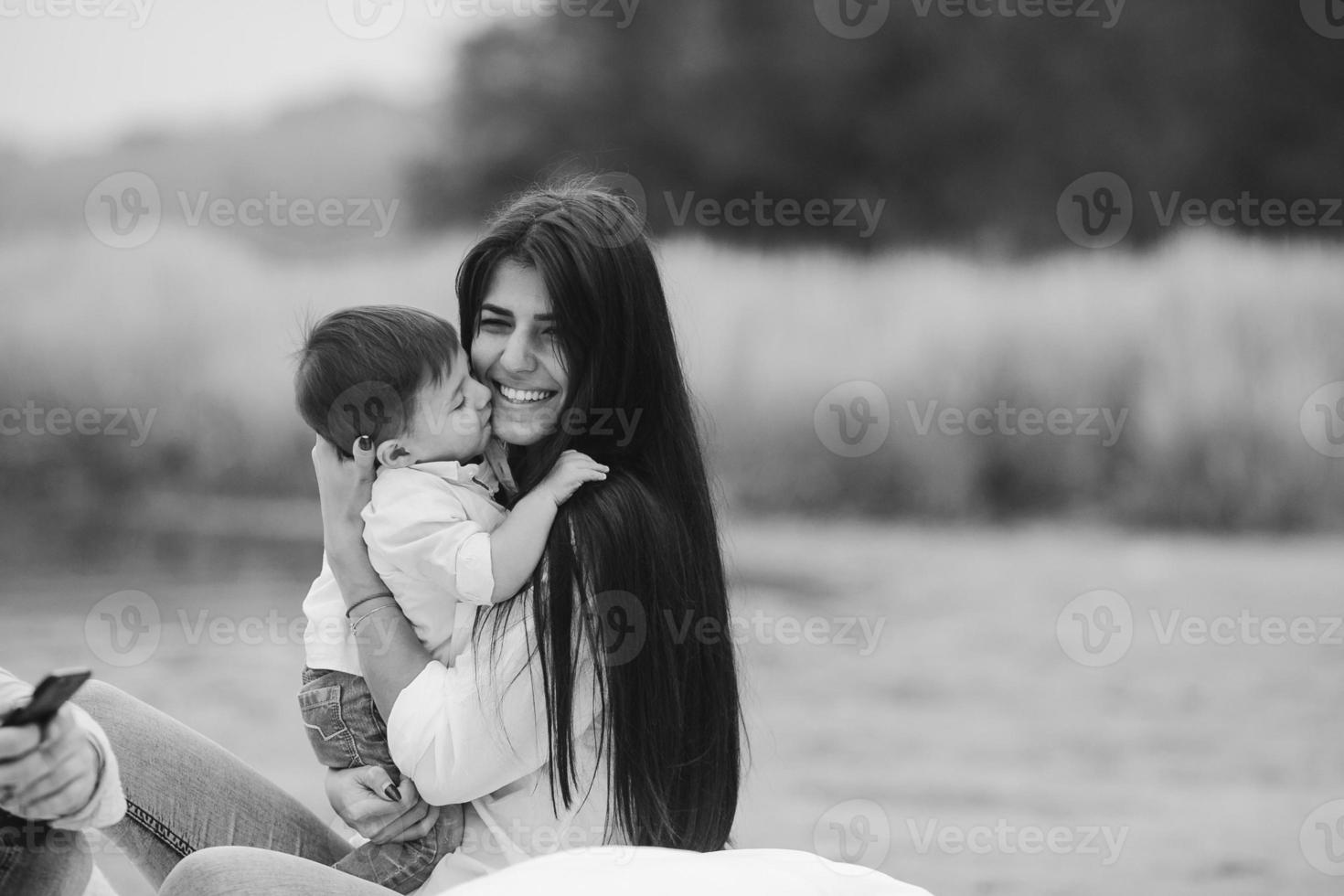 mère heureuse avec son jeune fils photo