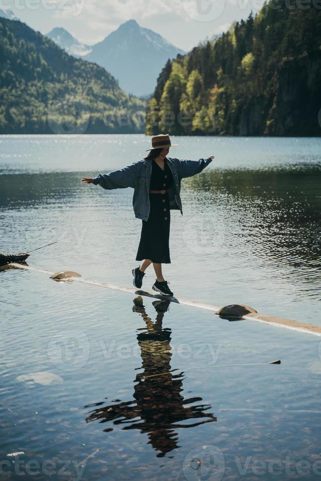 la fille en robe et chapeau du lac dans les montagnes photo