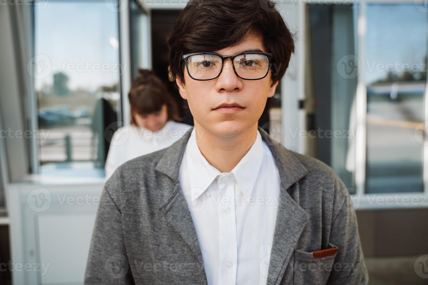 homme avec des lunettes debout dans la rue photo