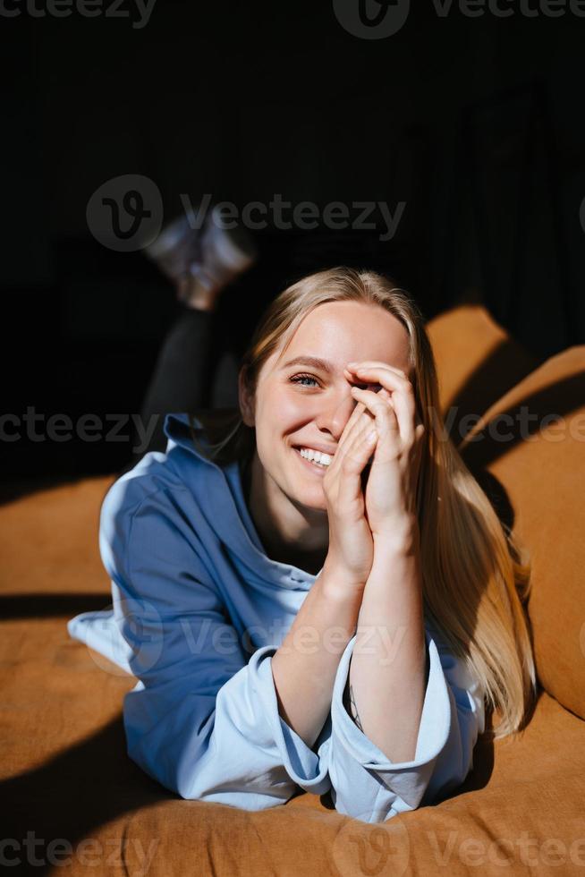 belle jeune fille allongée sur le lit photo