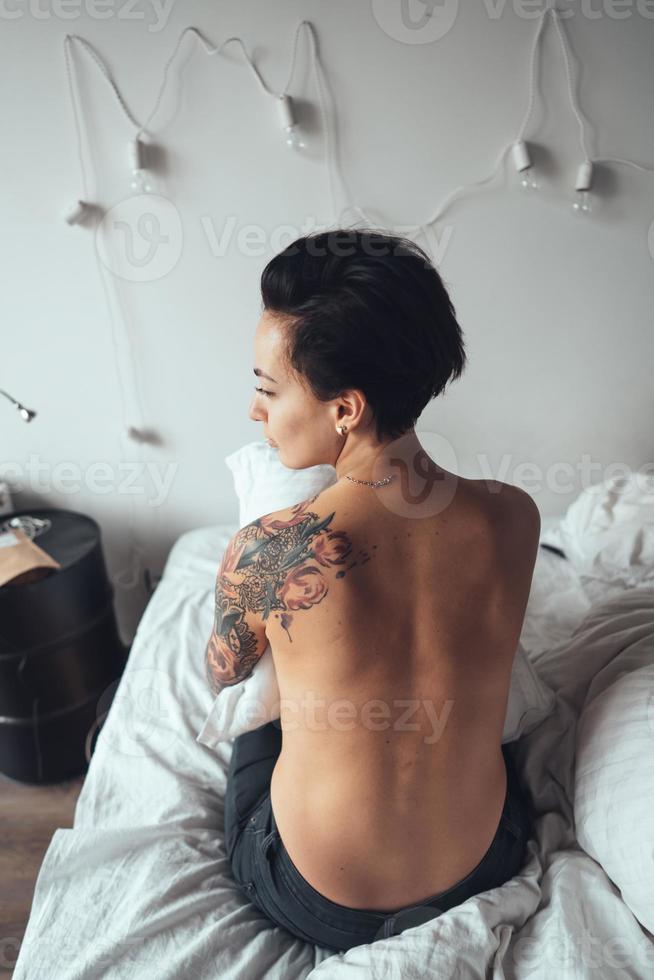fille nue posant sur le lit photo