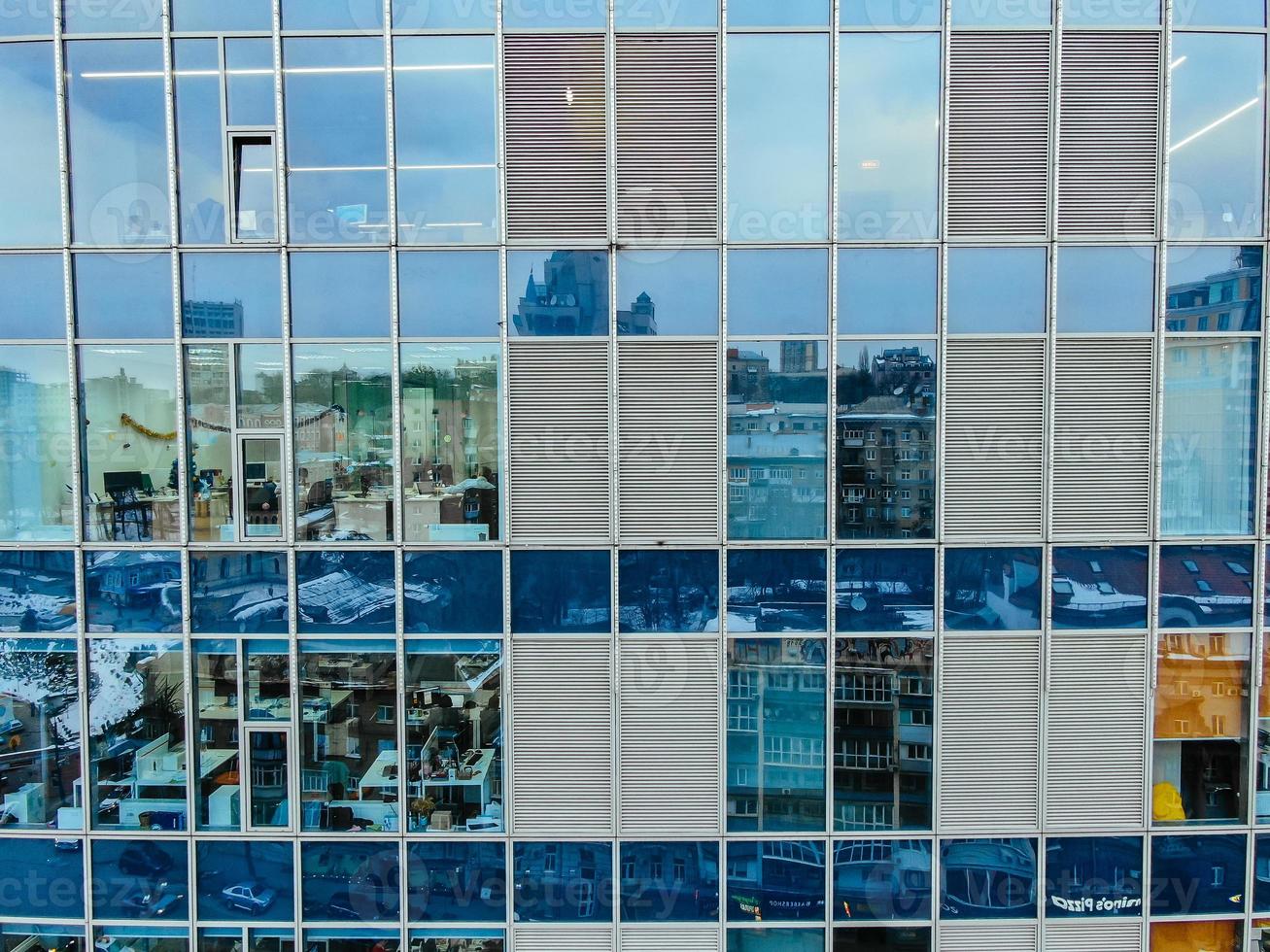 Réflexion de la rue sur la façade de l'immeuble en acier de verre photo