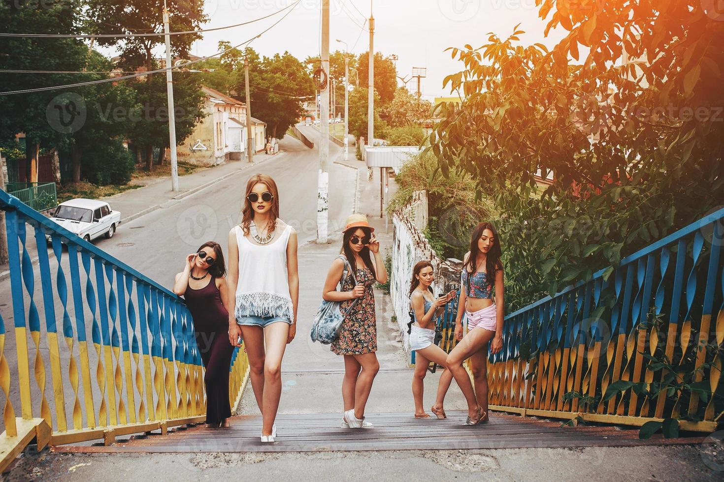 cinq belles jeunes filles dans la ville photo