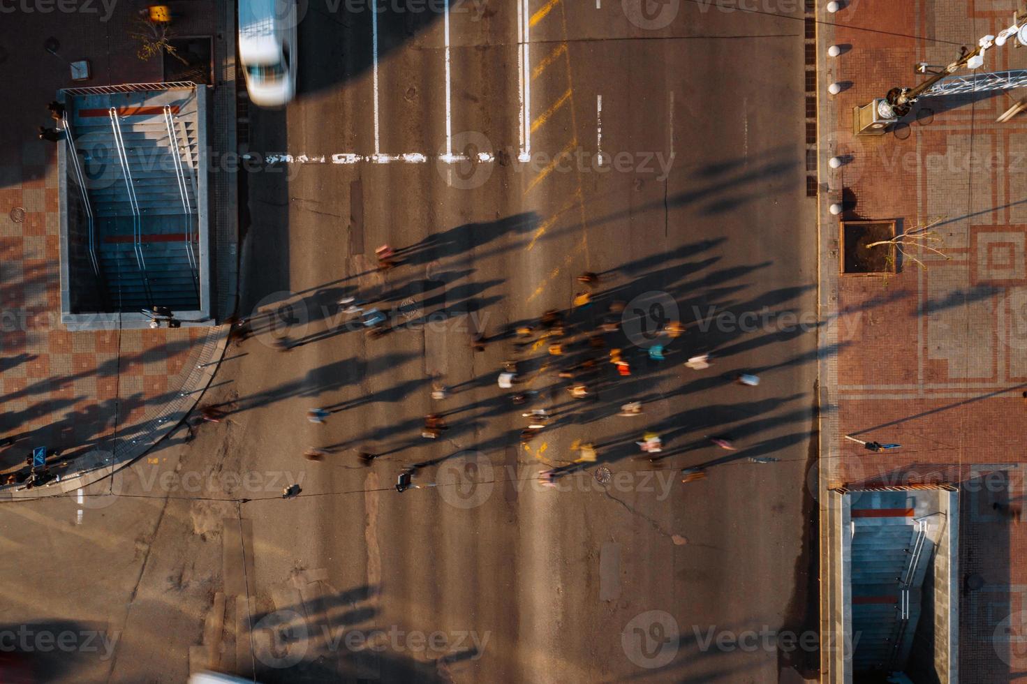 rue de la ville, les gens traversent la route, heure d'été photo