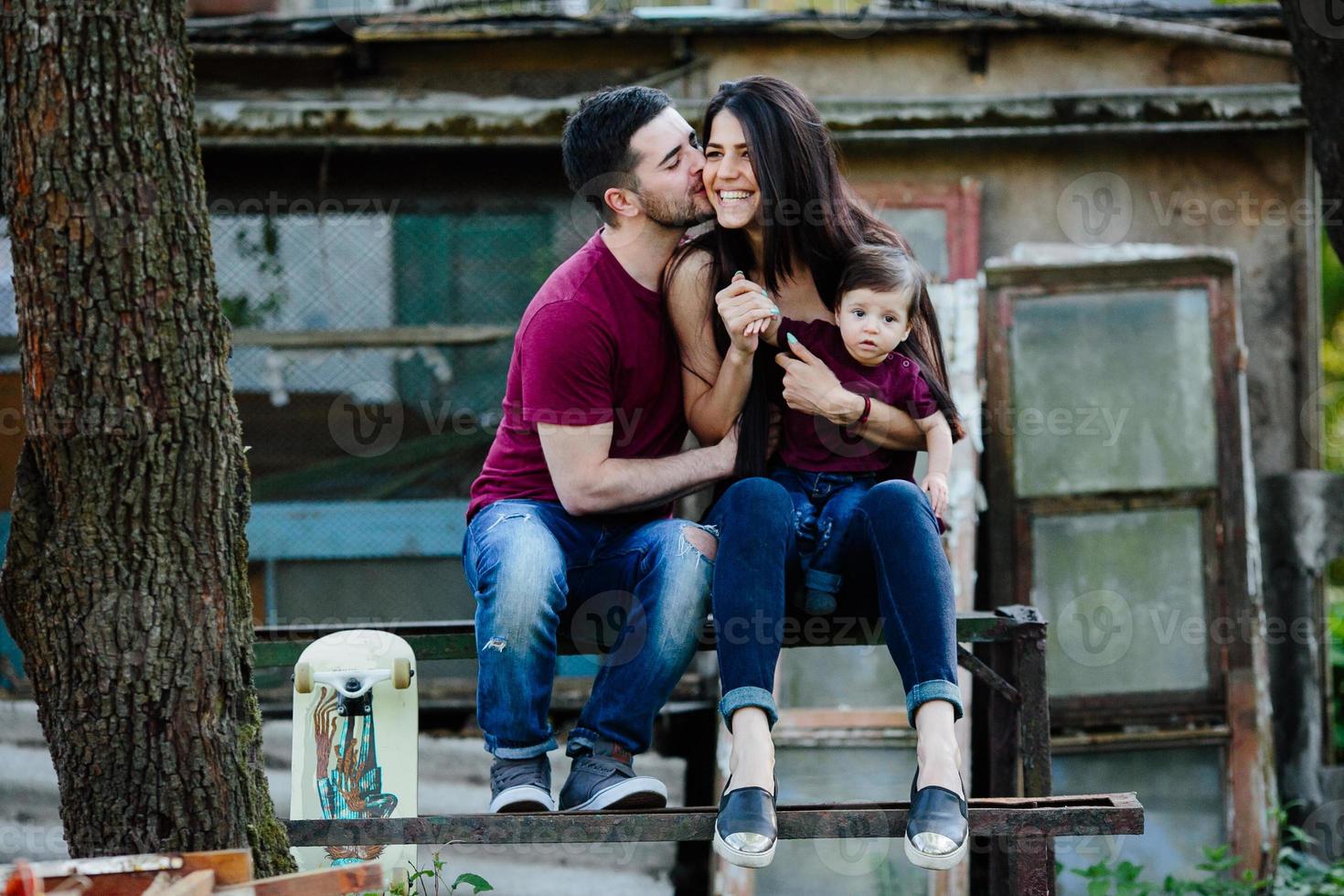 jeune famille avec un enfant sur la nature photo