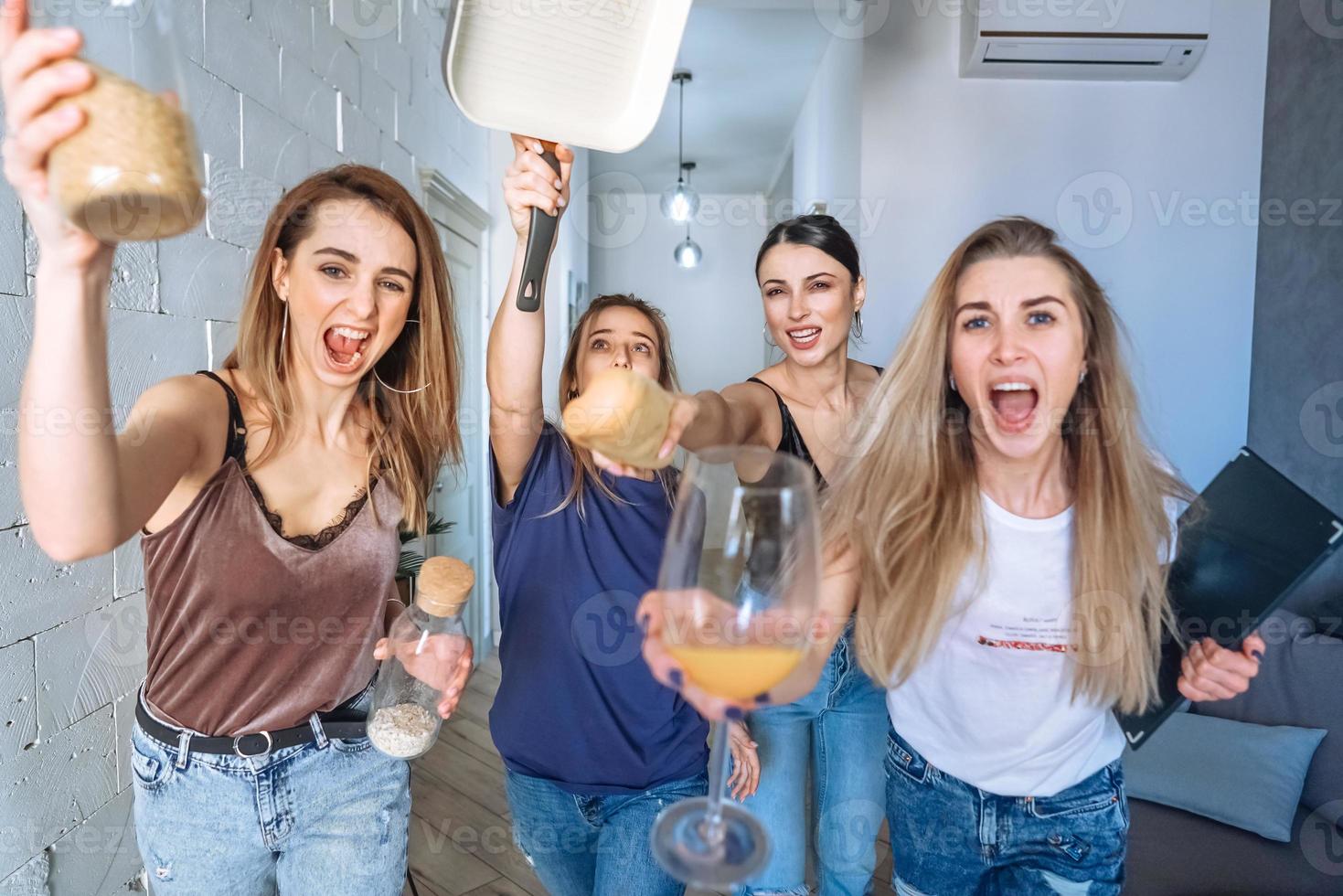 groupe de femmes dans la cuisine photo