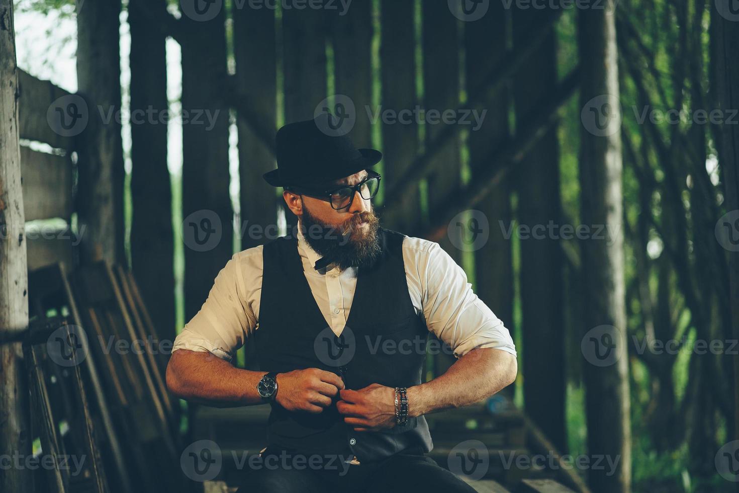 homme dans un hangar avec une lumière tamisée photo