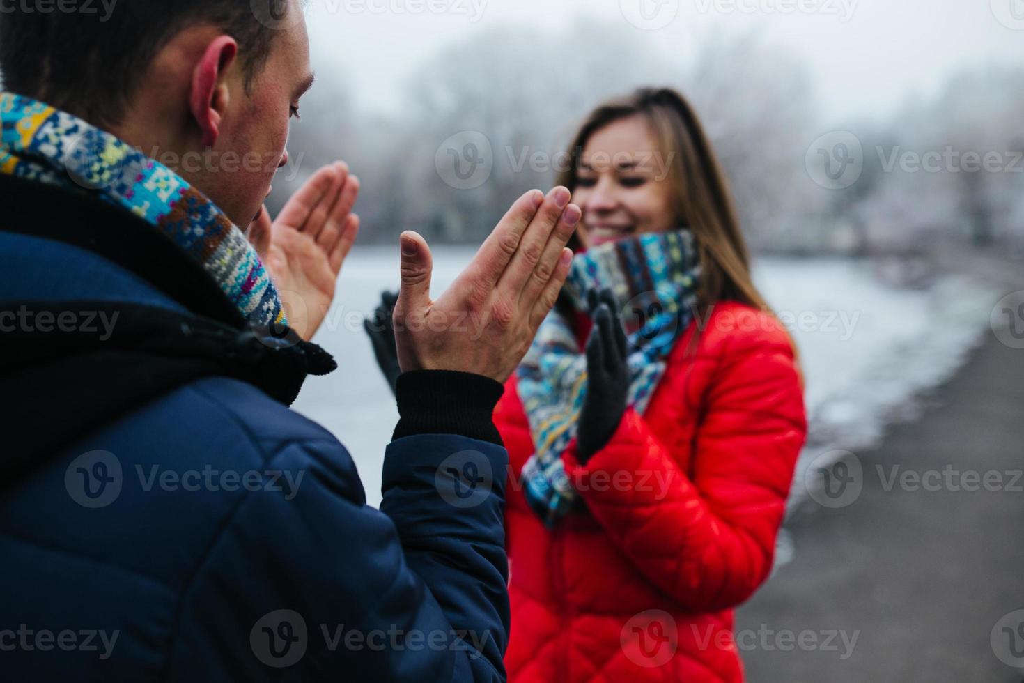 couple dans une journée d'hiver photo