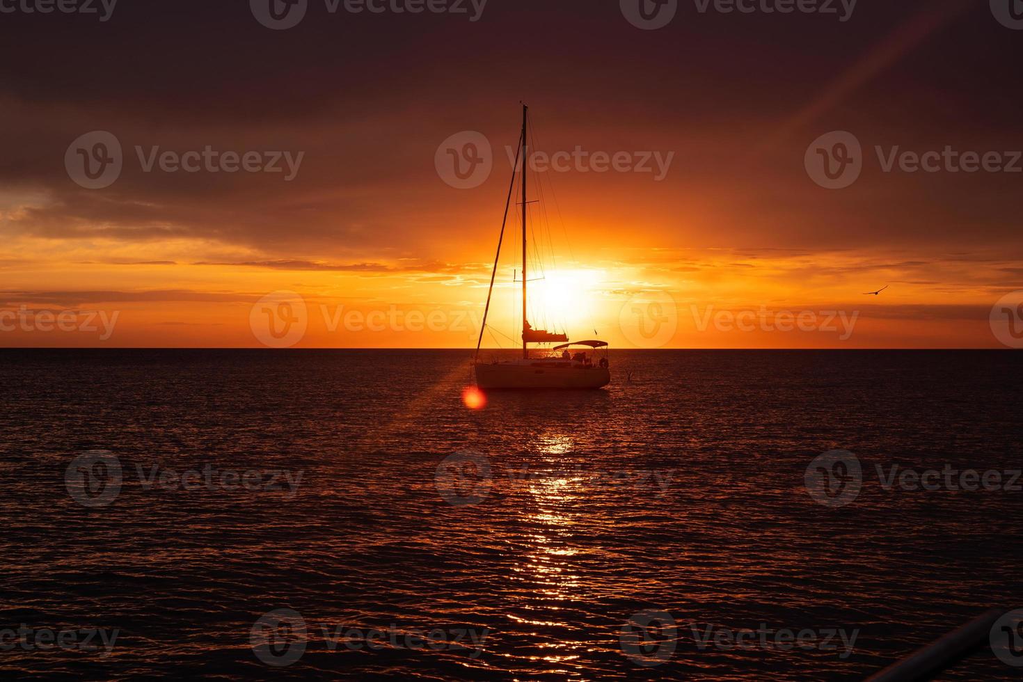 vue aérienne du drone sur le bateau en mer, coucher de soleil photo