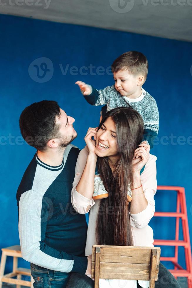 jeune famille s'amusant à la maison photo