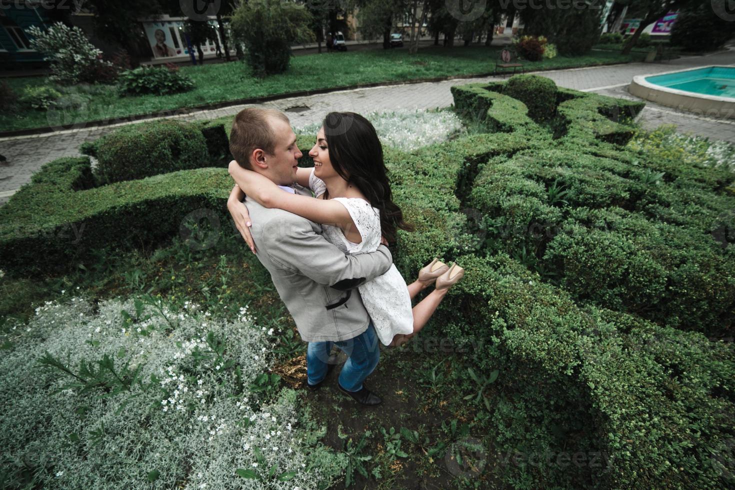 jeune couple européen étreignant sur le fond d'un bel immeuble photo