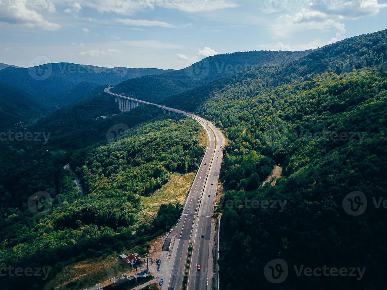 vue aérienne de la route dans les montagnes photo