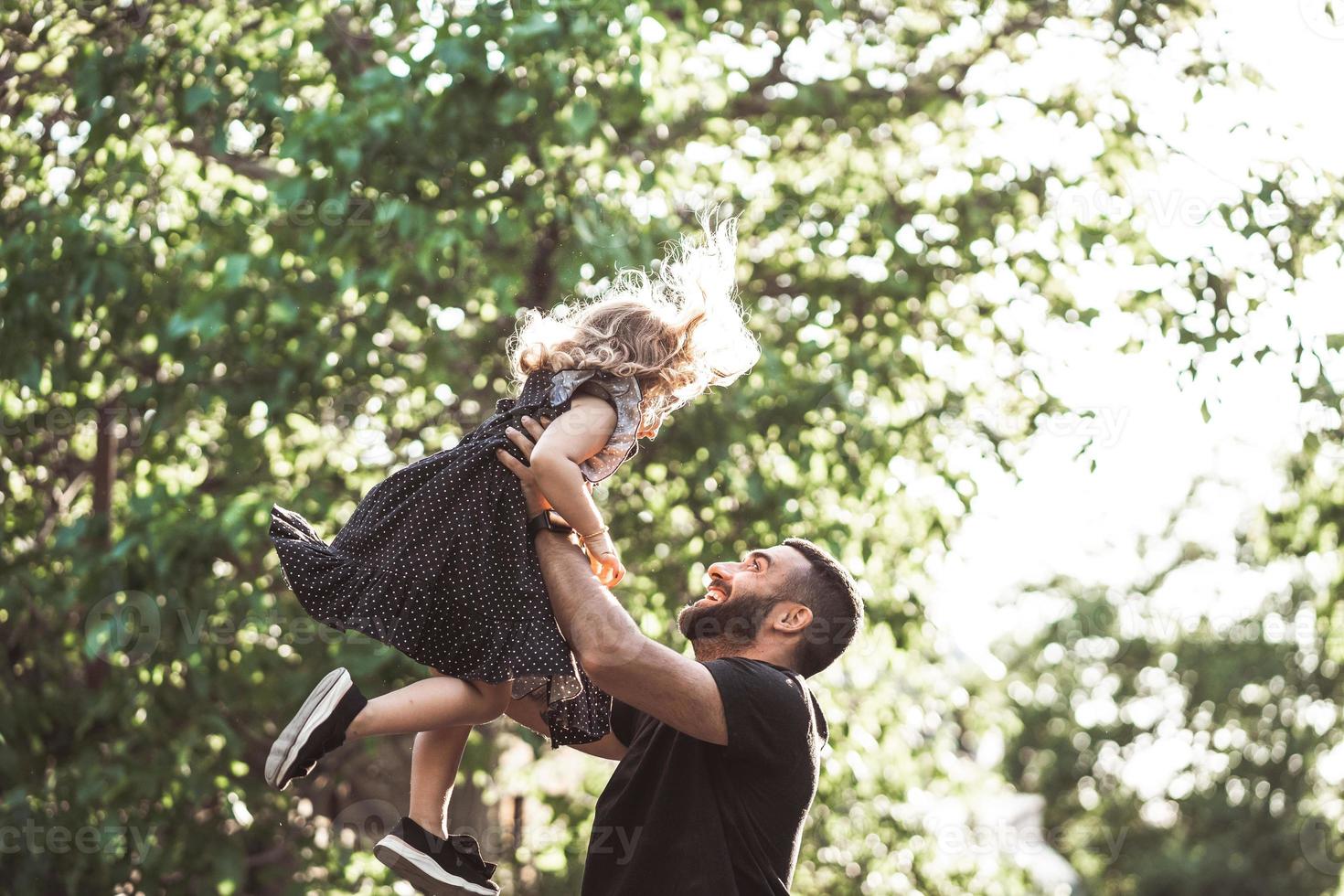 papa et sa petite fille s'amusent et jouent photo