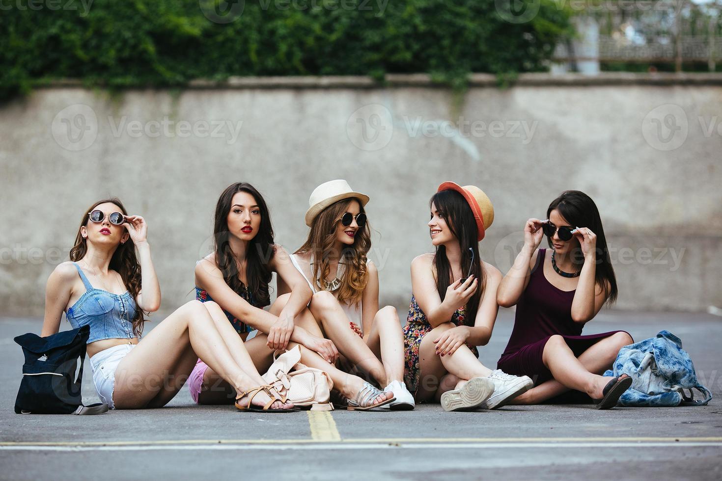 cinq belles jeunes filles se détendre photo