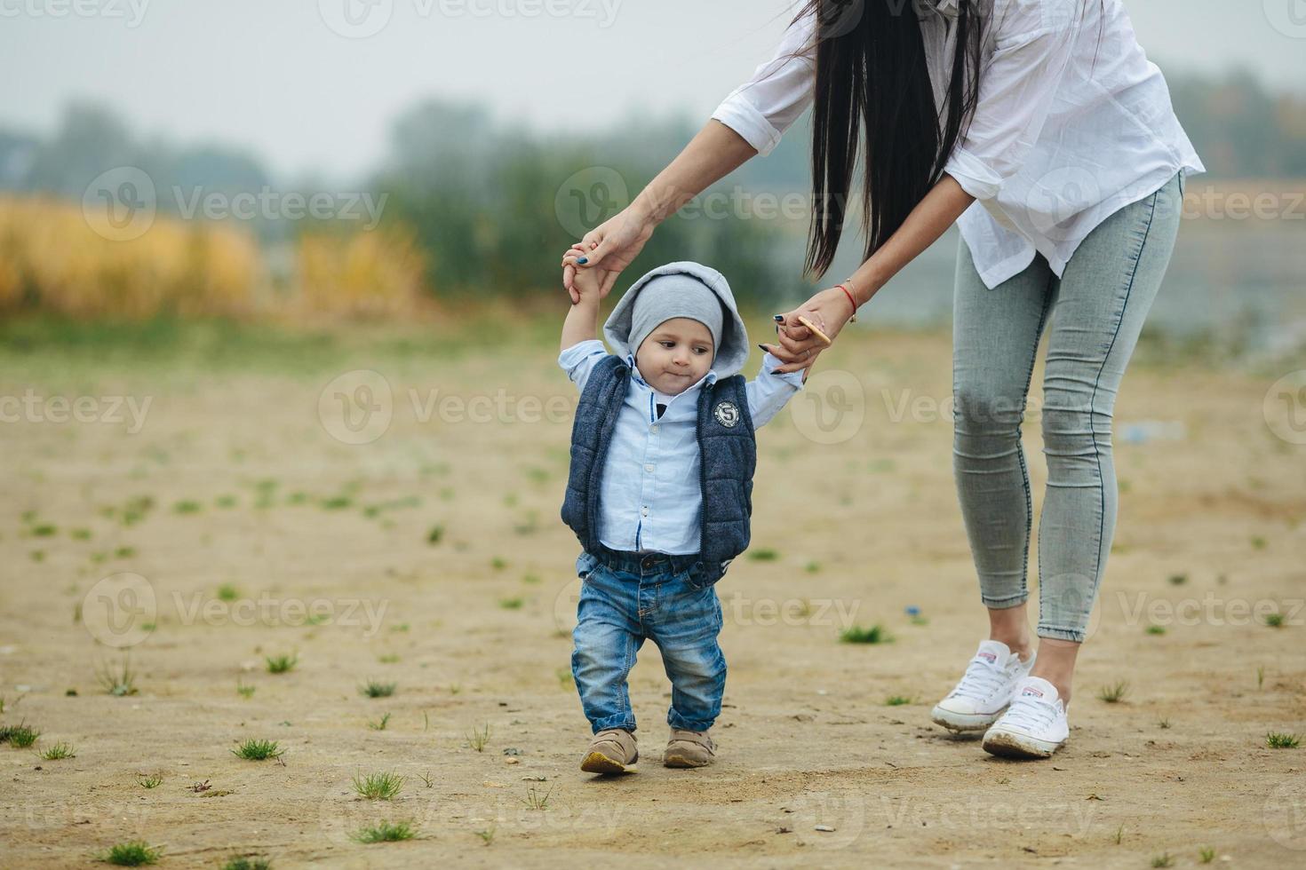 maman avec un enfant préadolescent marchant en plein air photo