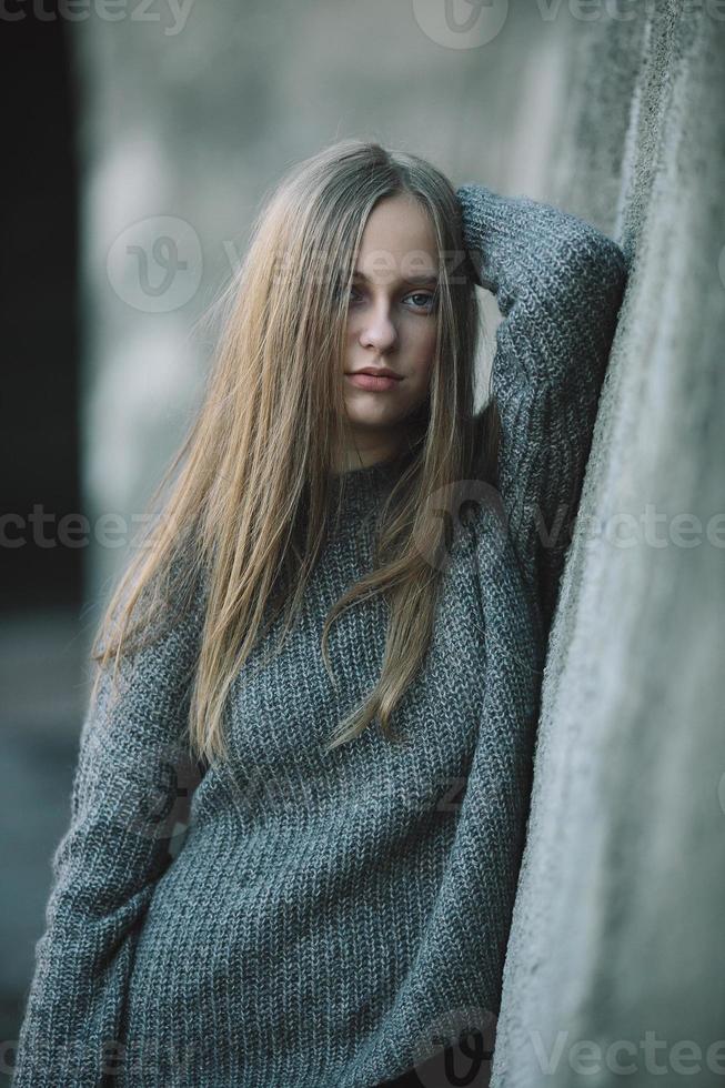 fille de mode posant contre le mur photo