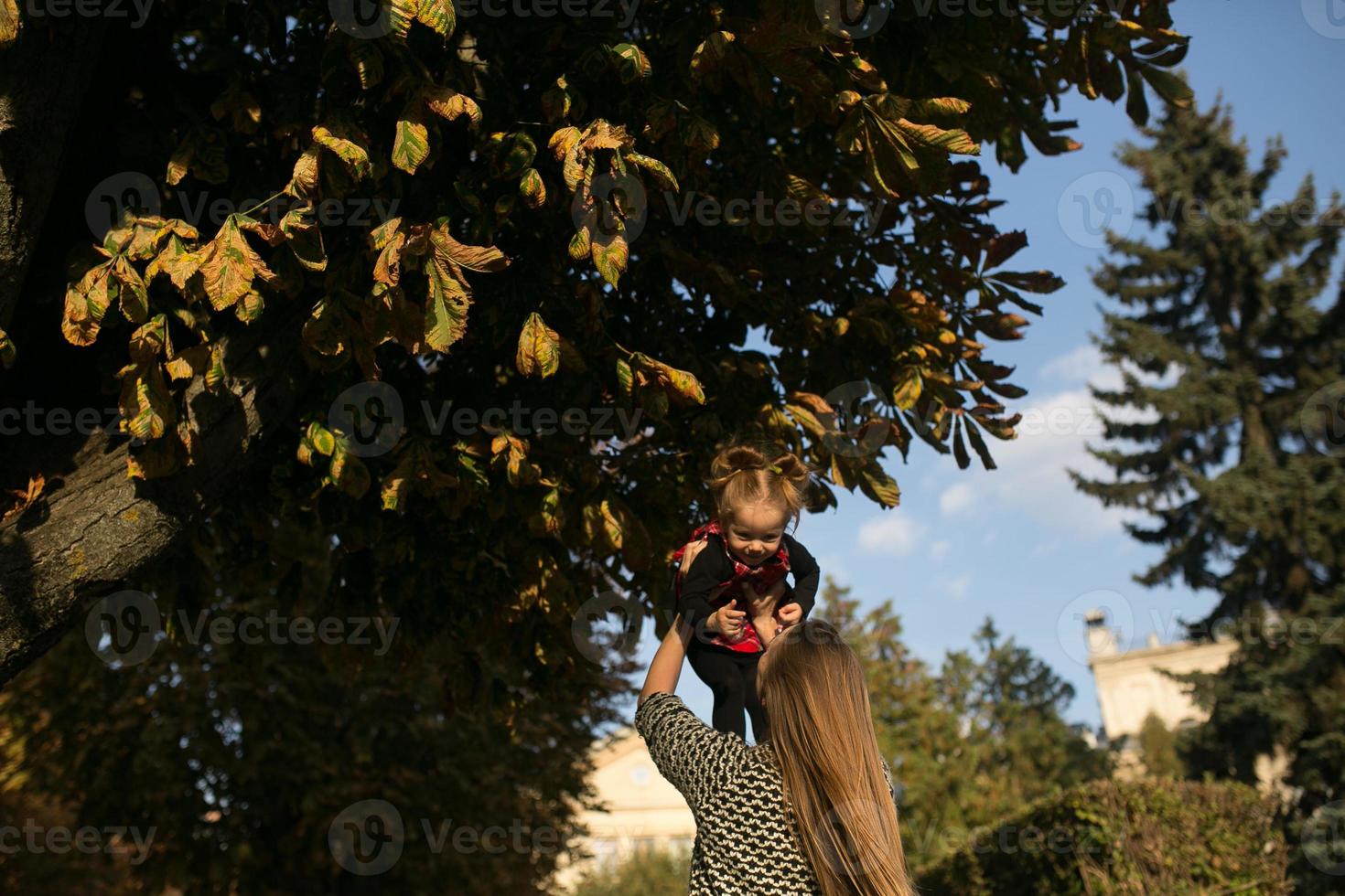 mère et petite fille jouant dans un parc photo