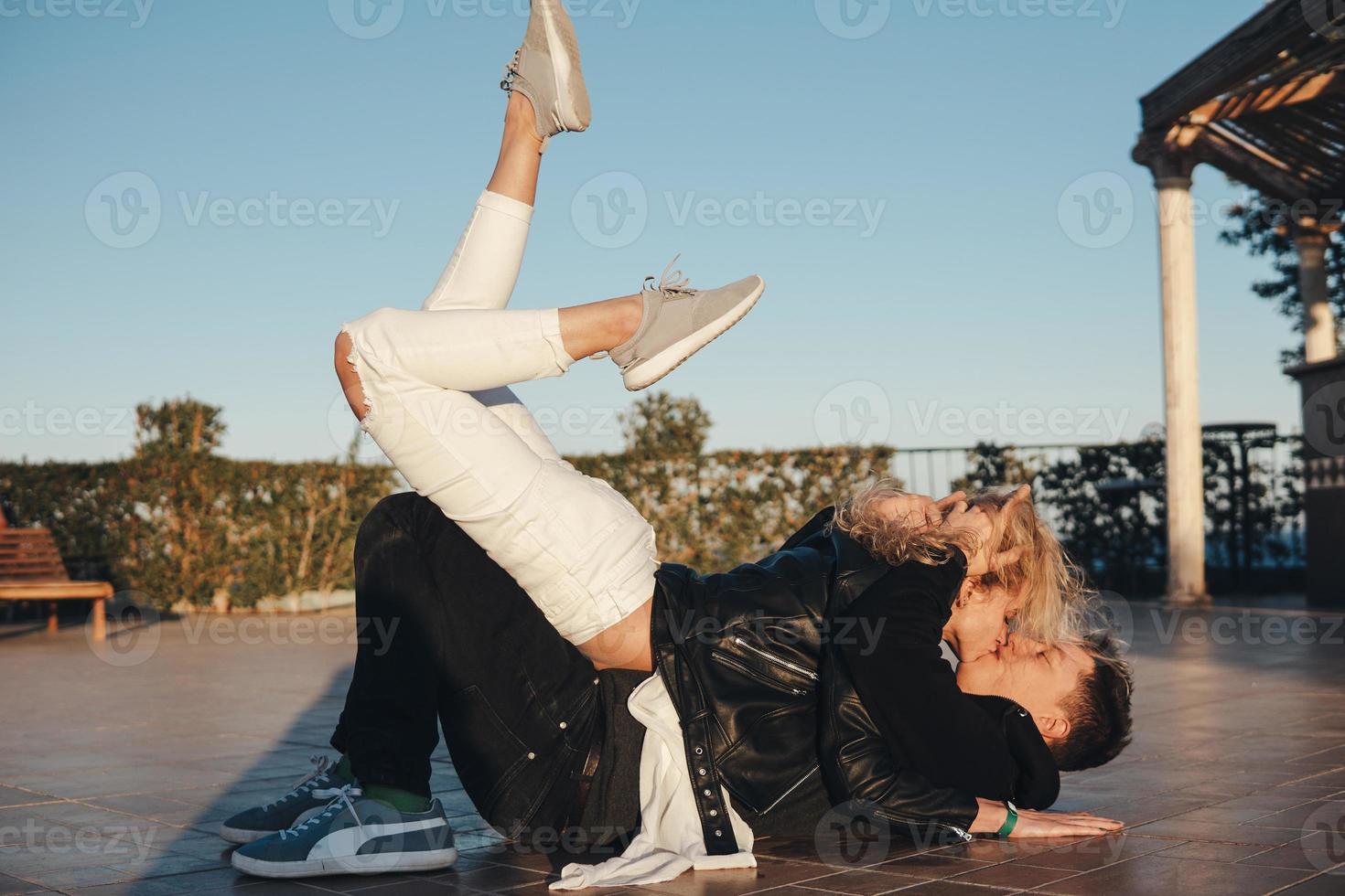 beau couple doux allongé, étreignant et embrassant photo