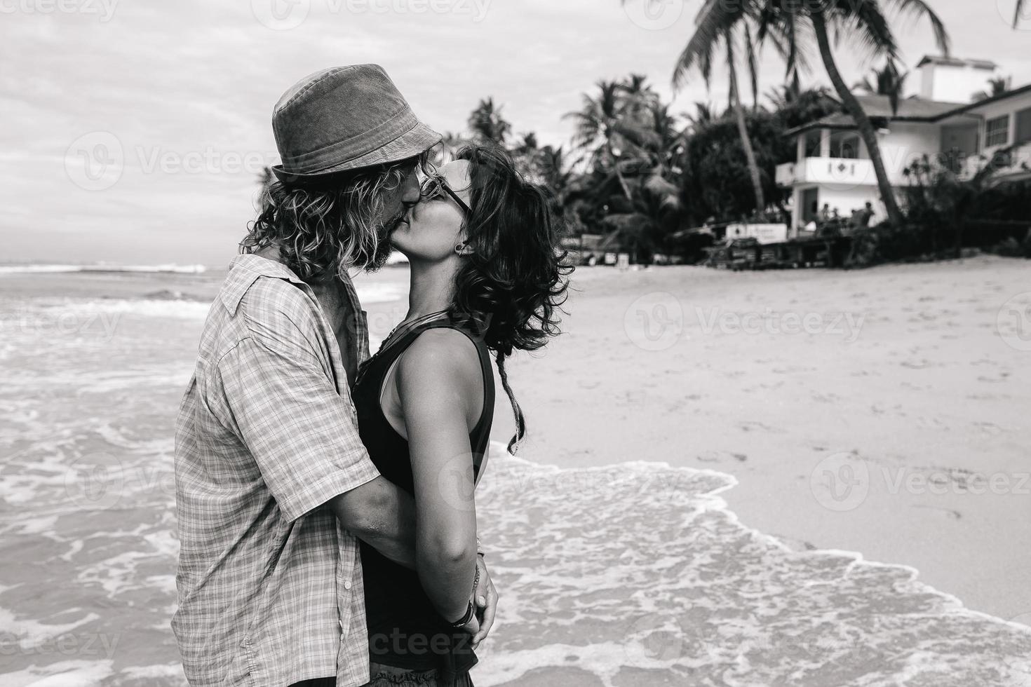 un mec et une fille s'embrassent sur la plage photo