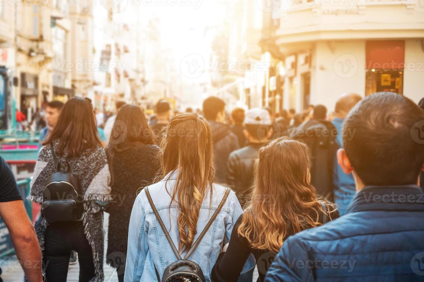 masse méconnaissable de personnes marchant dans la ville photo