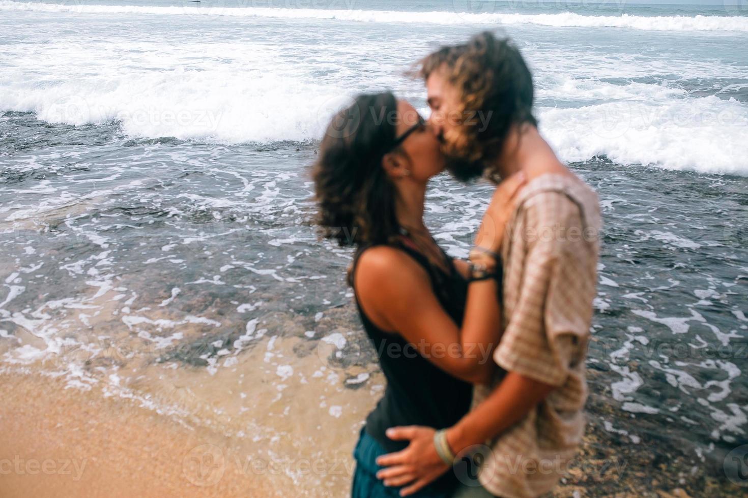 couple sur une plage tropicale photo